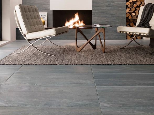  La soirée idéale : lire au coin du feu sur un carrelage effet pierre Mountain Grey.