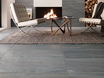 La soirée idéale : lire au coin du feu sur un carrelage effet pierre Mountain Grey.