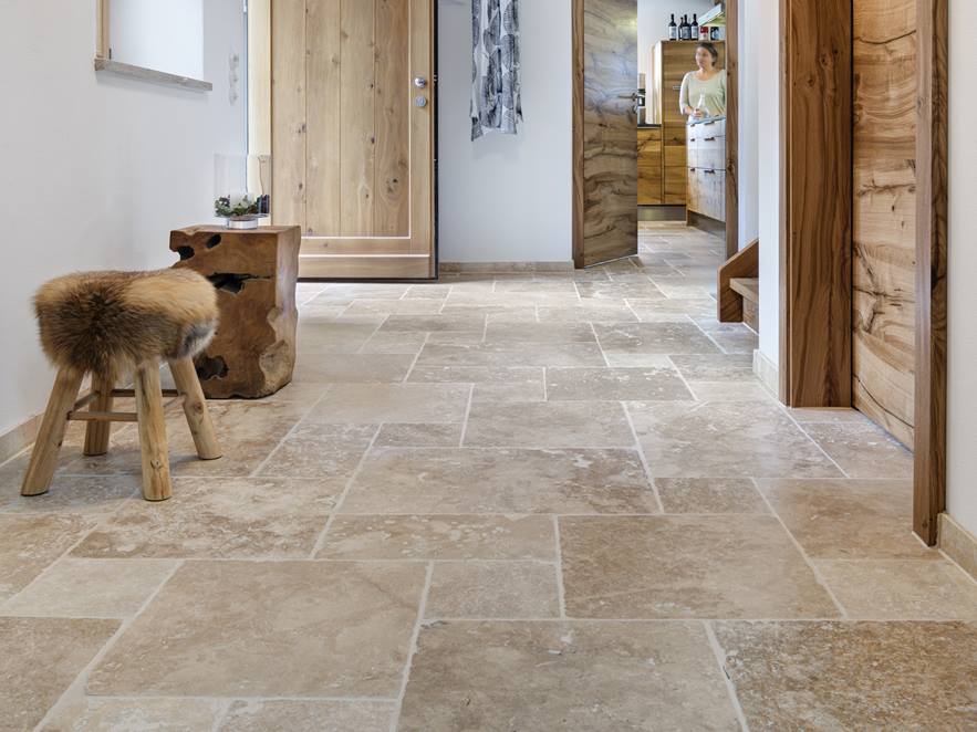 Le carrelage en travertin Classic Country dans l'entrée