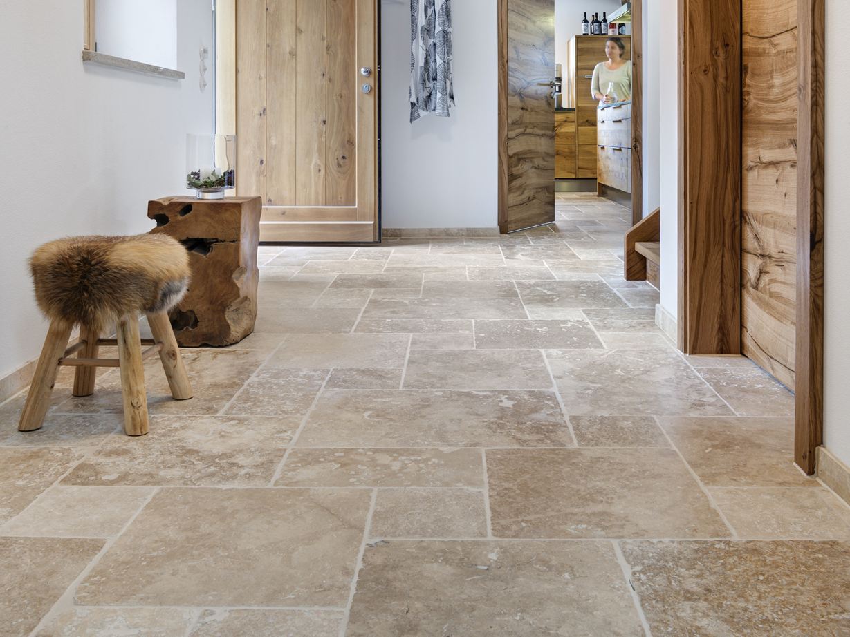 Particulièrement rustique et naturel : Classic Country Le carrelage en travertin Classic Country dans l'entrée