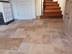 Le carrelage en travertin Classic Country dans le salon avec un escalier et une cheminée