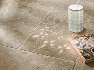 La surface vieillie du carrelage est très douce Lire sur le sol en travertin Classic Country : un vrai plaisir