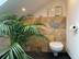 Toilettes avec revêtement mural en travertin Classic Country et sol en ardoise