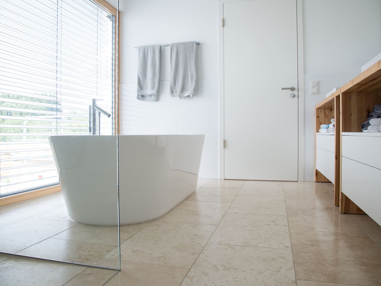 Le travertin Classic Light dans une salle de bain moderne Une salle de bain moderne avec un carrelage en travertin Classic Light