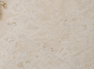 Gros plan sur le carrelage en travertin Classic Light