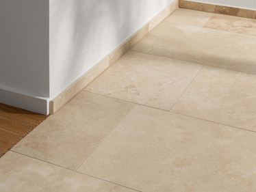 Travertinfliesen Ivory Classic Detail Uebergang Holzboden