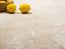 Des citrons sur le sol en travertin Light Commercial