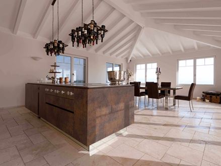 Salle à manger lumineuse avec dalles de travertin comme revêtement de sol