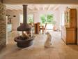 Carrelage travertin Light dans le salon avec cheminée et chien