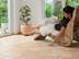 Une femme caresse le carrelage en travertin Light