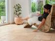Une femme caresse le carrelage en travertin Light