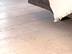 Carreaux de travertin beige clair posé avec plafond blanc