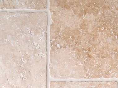 Carreaux de travertin clair à chants tambourinés