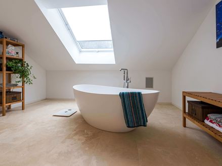 Salle de bain avec baignoire et serviette, carrelage en travertin Medium Line