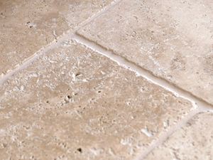 Une surface tambourinée particulièrement douce Vue détaillée du carrelage en travertin Medium