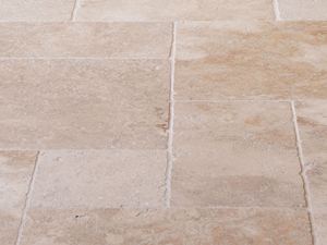 Le carrelage en travertin vieilli Medium