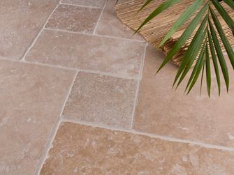 Le carrelage en travertin Medium en format opus romain et un palmier