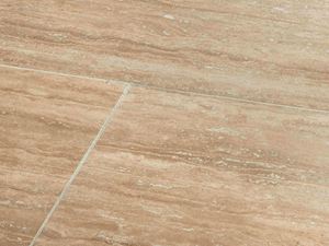 Un jeu de couleurs dans des tons chauds de beige Gros plan sur le carrelage en travertin aspect bois Natura