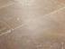 Gros plan sur le carrelage en travertin Noce