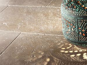 Une lanterne de style oriental sur le sol en travertin Noce