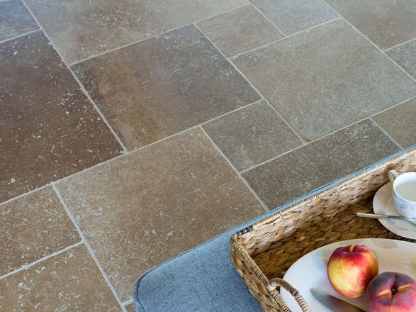 Carrelage en travertin Noce, panier avec pêches