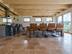 Salle à manger avec chaises en cuir et carrelage en travertin Noce