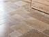 Les carreaux de travertin Noce posé sur lesquels se reflètent la lumière