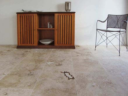 Le travertin Onyx, une commode et une chaise