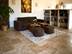 Un salon cosy dans les tons beiges et marron avec un carrelage en travertin Rustic