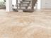 Le carrelage en travertin Rustic dans le couloir avec un escalier