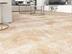 Salon avec le carrelage en travertin Rustic au sol