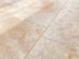 Gros plan sur les carreaux en travertin Rustic