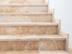 Escalier en pierre naturelle beige : le travertin Rustic 