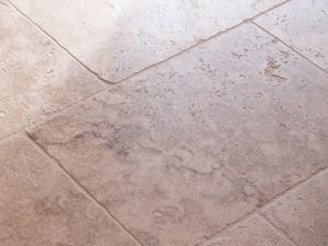 Carrelage en travertin Rustic vu de près