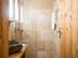 Petite salle de bains avec revêtement mural en pierre naturelle claire