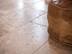Le carrelage en travertin et un pouf