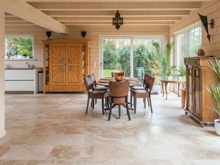 Le carrelage en travertin dans la salle à manger
