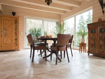Salle à manger avec meubles en bois et sol en travertin Rustic.