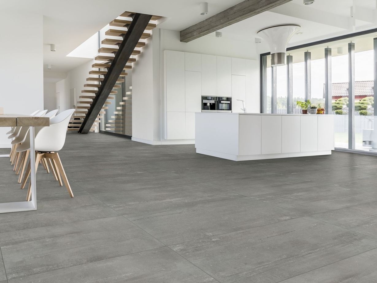 Le look moderne et élégant de Concrete Smoke Une salle à manger moderne, un escalier et des carreaux effet béton Concrete Smoke au sol