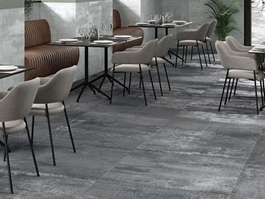 Les carreaux aspect béton Iron Graphite posés dans un restaurant