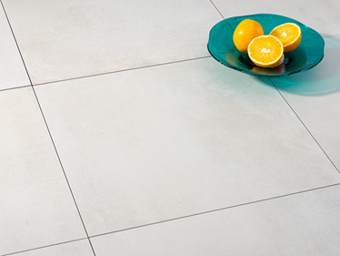 Les carreaux en grès cérame effet bois Pure Sand avec des éléments de décoration