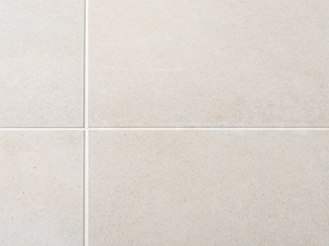 Les tons crème de Pure Sand et des joints clairs Pure Sand : une surface effet béton beige et des joints clairs