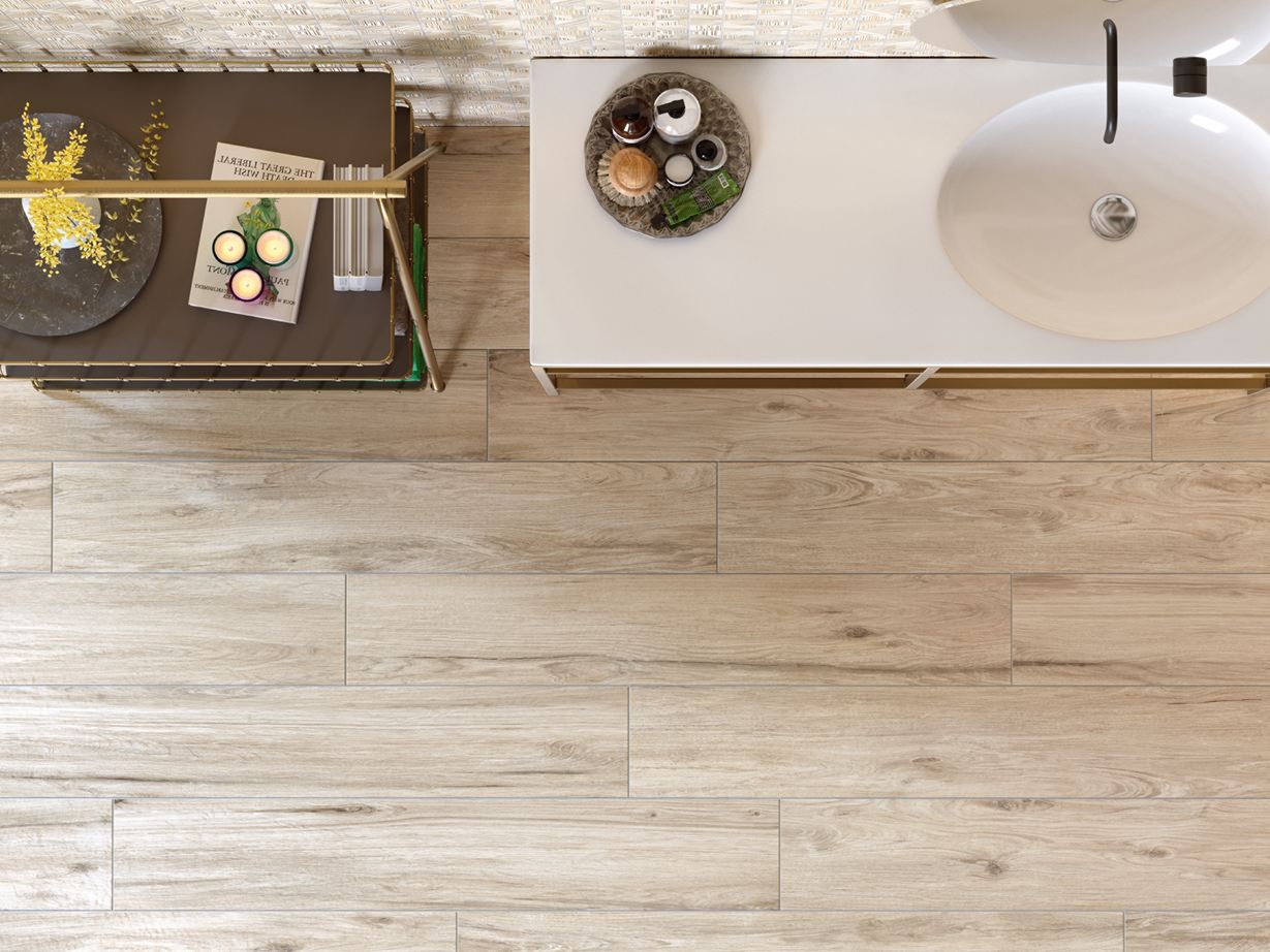 La surface de Scandi Light imite parfaitement le bois. Le carrelage effet bois Scandi Light vu de haut dans une salle de bains.