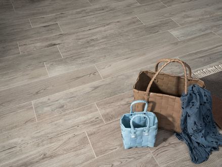 Trendige Taschen auf trendigem Boden in Holzoptik