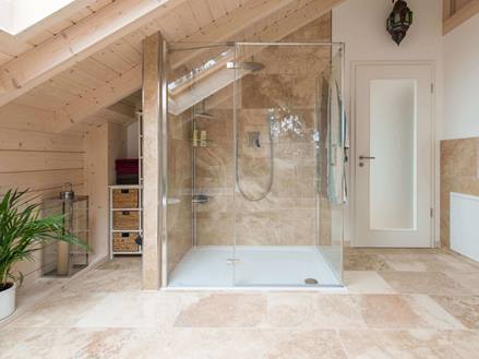 Le travertin Rustic dans la salle de bains avec douche