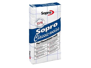 Un sac de mortier-colle flexible blanc