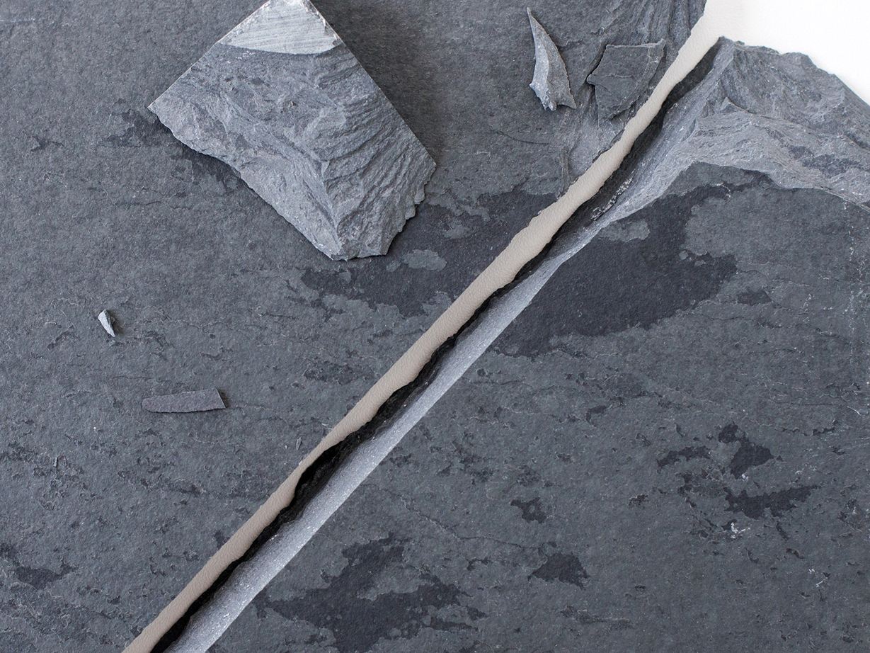 Gros plan d'une rupture de bordure dans la pierre naturelle