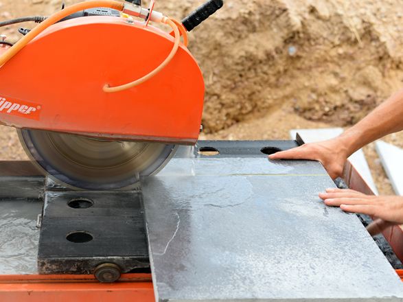 La pierre naturelle est taillée avec une grande scie