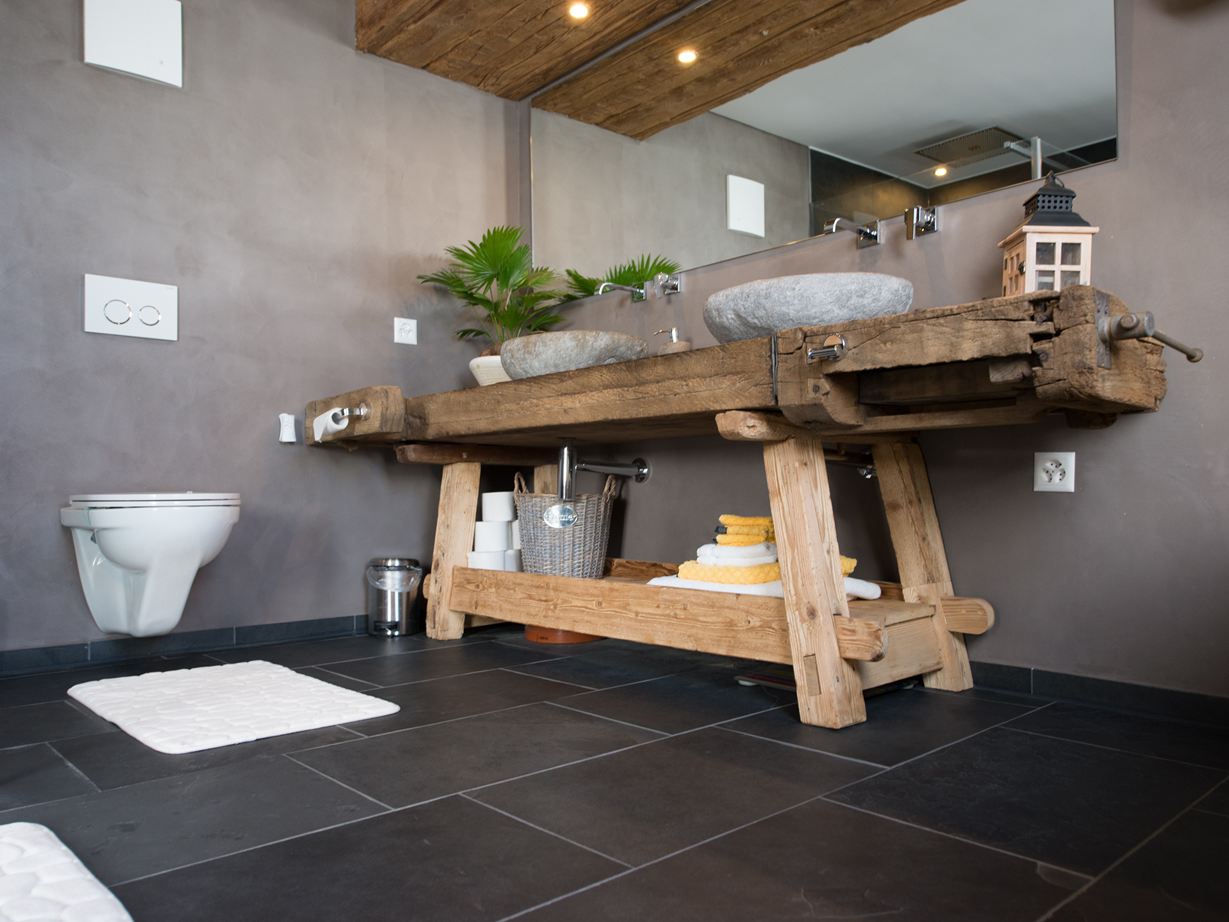 vu de près : ardoise Mustang dans la salle de bain