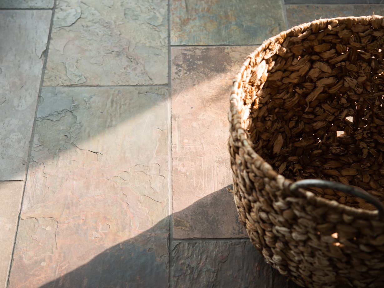 Découvrez les tons ocre de l'ardoise Peacock. Carrelage Peacock Multicolor, en ardoise brute